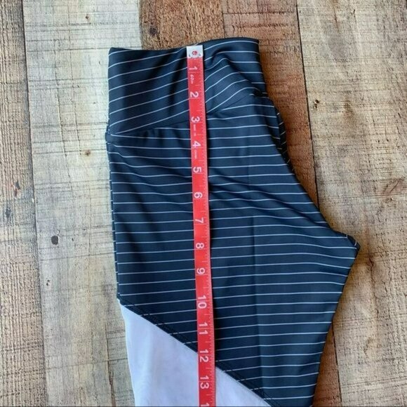 Onzie flow womens black and white striped capri leggings with mesh detail - XS - Picture 3 of 13